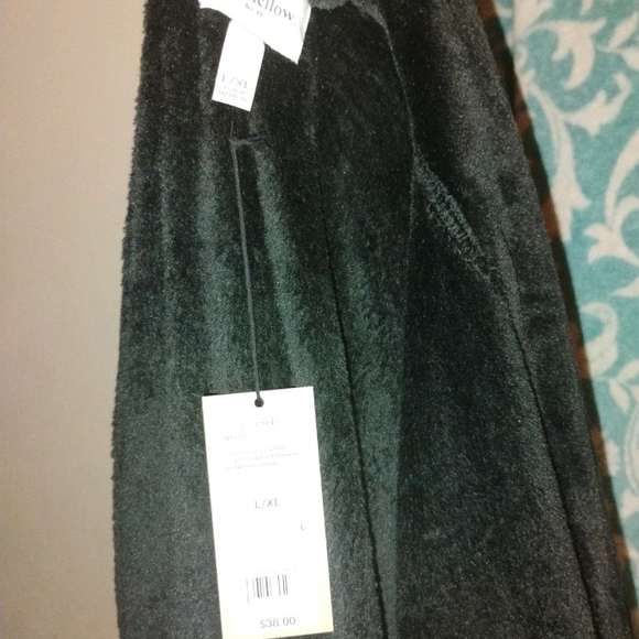Luxurious Black Velvet Robe - Picture 2 of 3